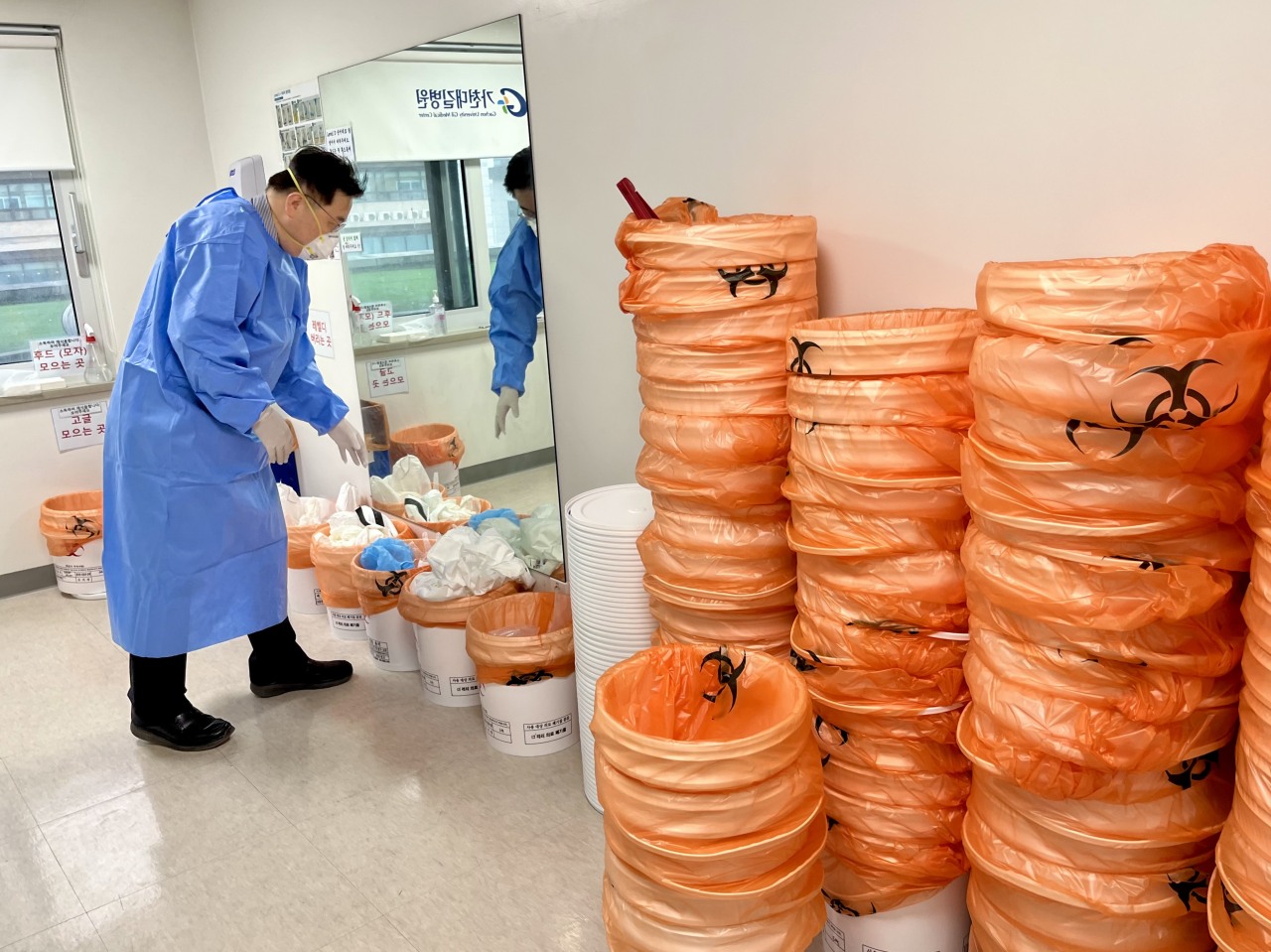Here the staffers remove all of the protective gear worn during a shift, to be disposed of as medical waste, before heading to the showers. (Kim Arin/The Korea Herald)