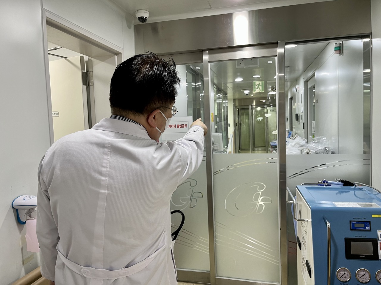 The glass screens operate on an interlock control system that is used to seal off areas with infection risks. The isolation unit is accessible via separate entrance and elevators to shield the rest of the hospital from a possible exposure. (Kim Arin/The Korea Herald)