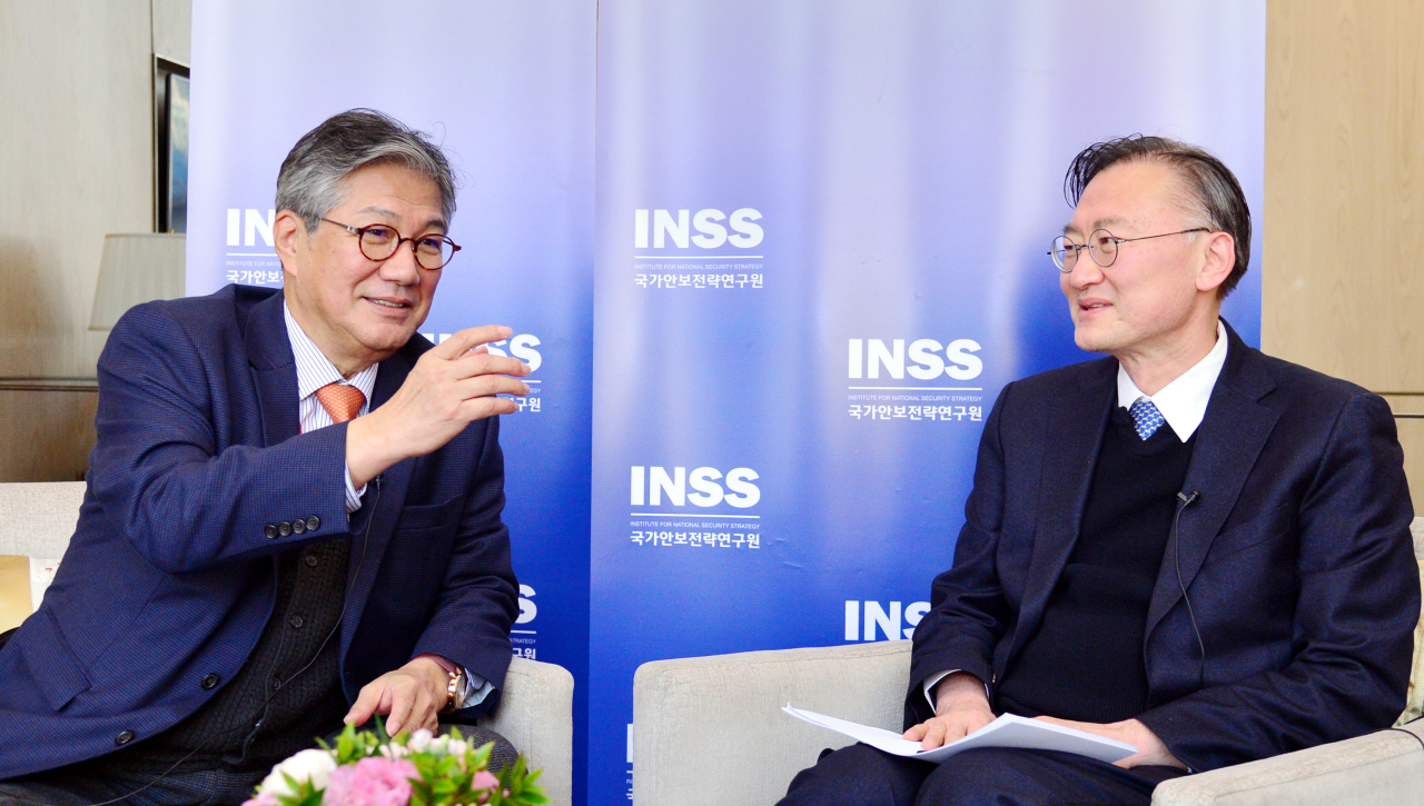 Institute for National Security Strategy President Kim Ki-jung (left) speaks with professor Hwang Jae-ho in Seoul. (Park Hyun-koo/The Korea Herald).