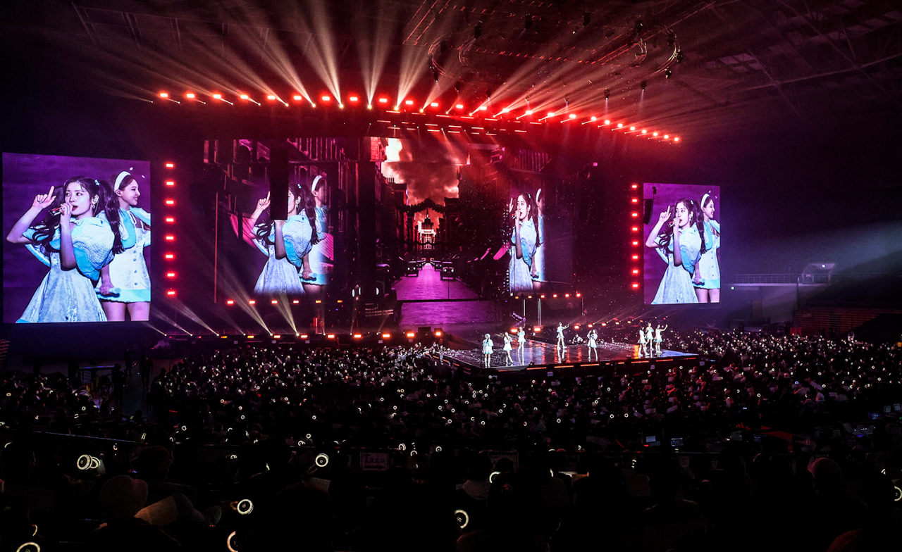 [Herald Review] Twice ends 2021 with first inperson concert in two years