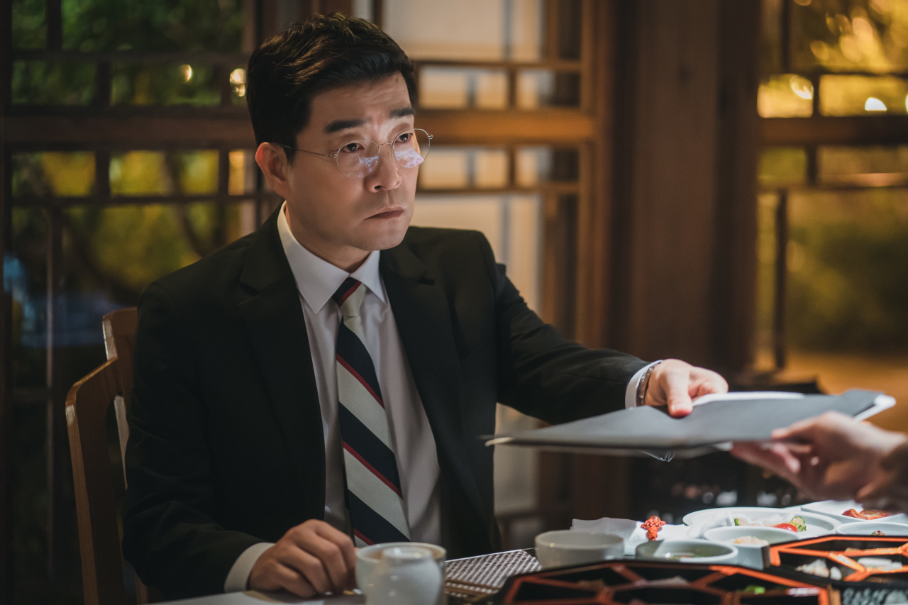 Son Hyun-ju plays the head of the Central Regional Tax Service in “Tracer.” (Wavve)