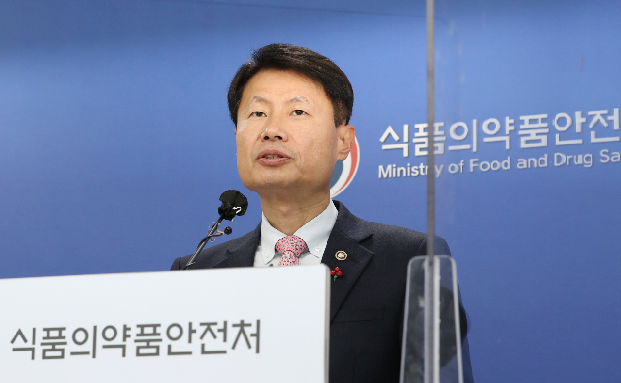 Kim Kang-lip, head of the Ministry of Food and Drug Safety, speaks during a press briefing held Monday (Yonhap)
