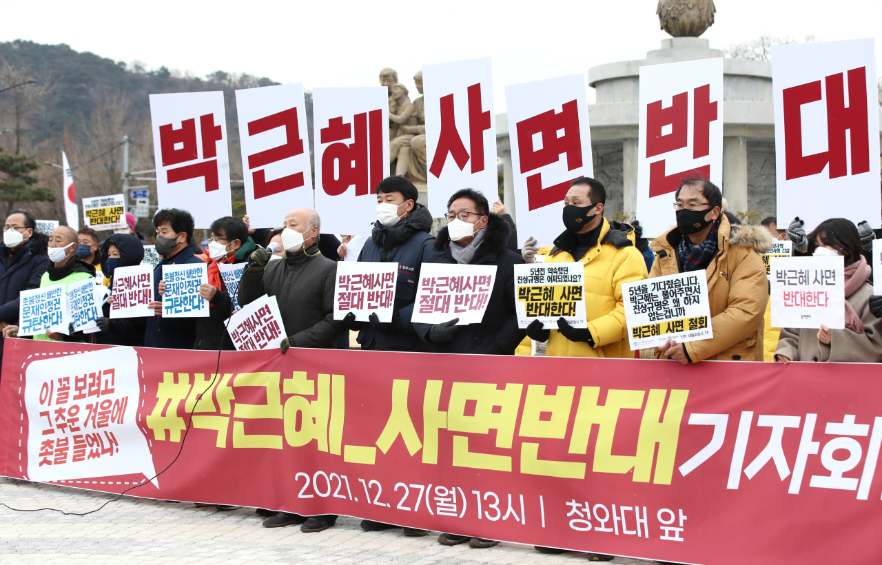 Protesters hold a press conference in front of Cheong Wa Dae on Monday, denouncing the special pardon for ex-President Park Geun-hye. (Yonhap)