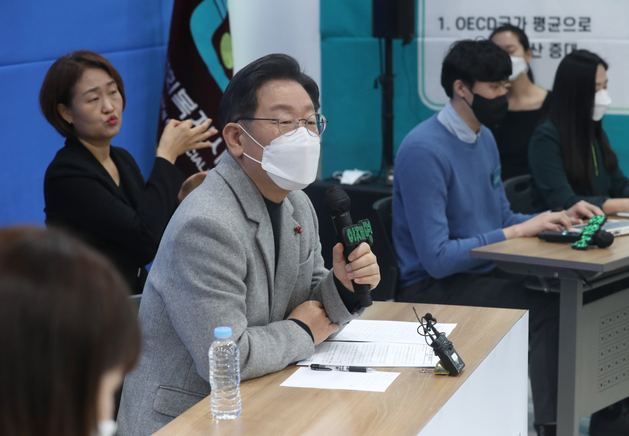 Lee Jae-myung, the presidential nominee of the ruling Democratic Party, speaks at a meeting with social workers in Seoul on Tuesday. (Yonhap)
