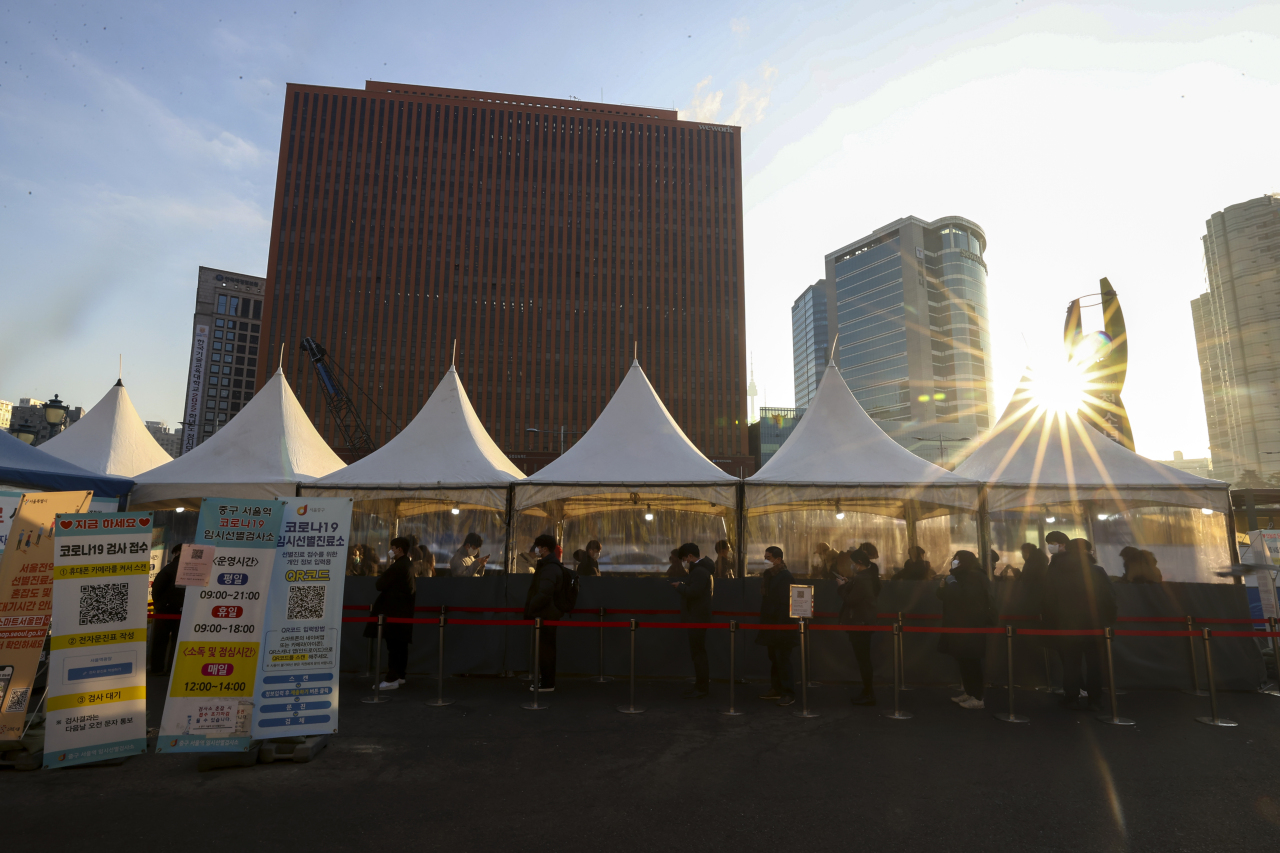 People line up to get tested for COVID-19 at a makeshift clinic in Seoul on Tuesday. (Yonhap)