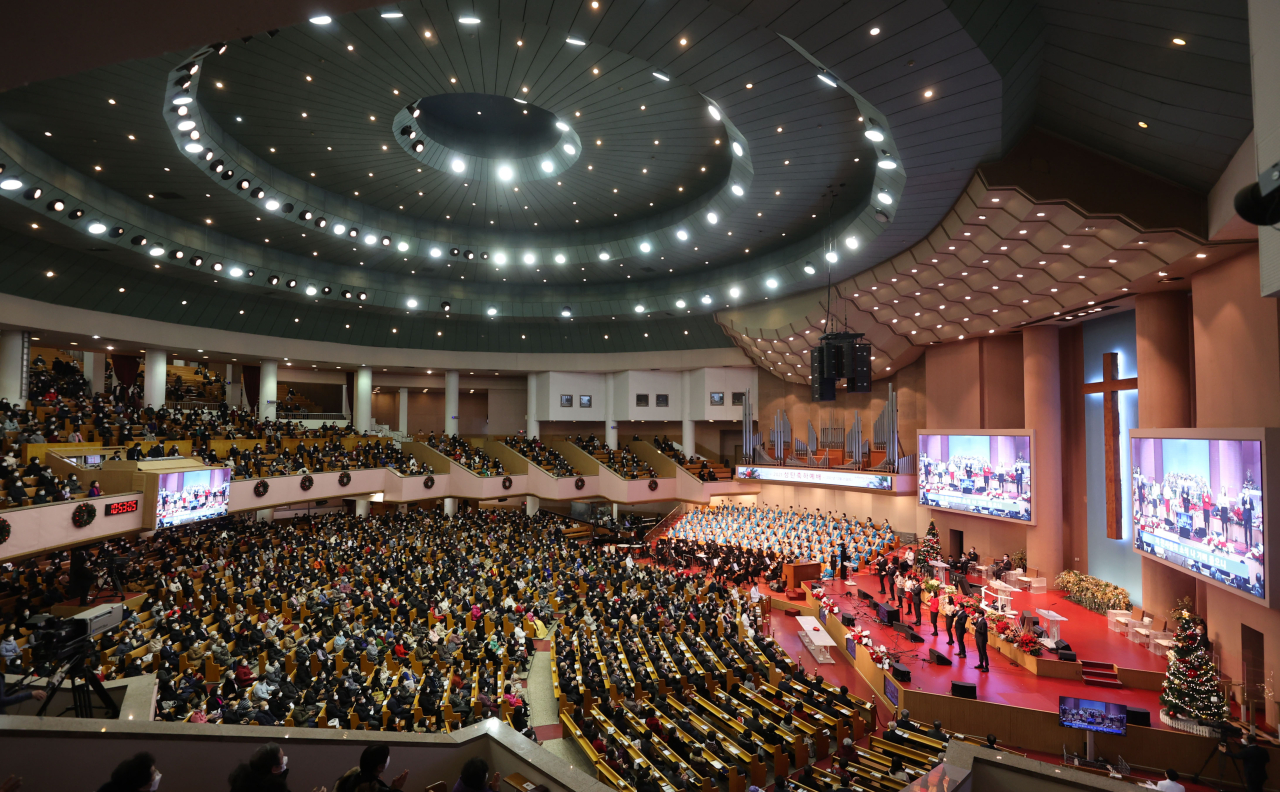 People gather at the Yoido Full Gospel Church in Seoul on Christmas Day. (Yonhap)