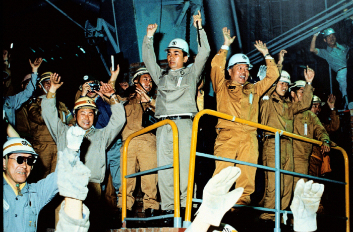 Former Posco Chairman Park Tae-joon (center) cheers with employees following the first production of crude steel at its Pohang No. 1 blast furnace in 1973. (Posco Group)