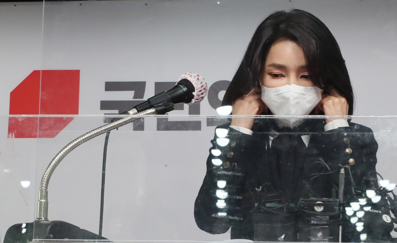 People Power Party presidential candidate Yoon Suk-yeol’s spouse, Kim Keon-hee, apologizes in public Sunday for the controversy over her career allegations. (Yonhap)