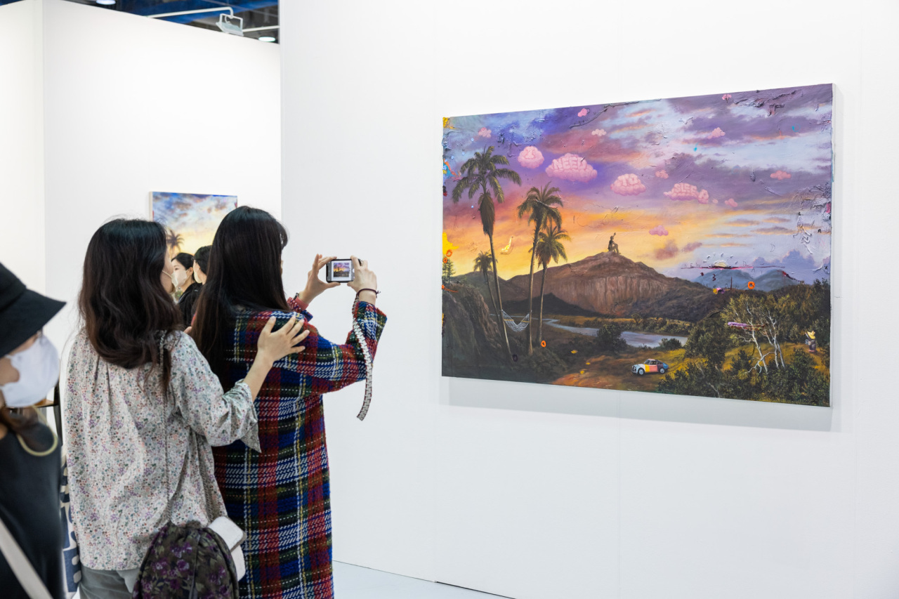 Visitors view works at KIAF Seoul 2021. (Galleries Association of Korea)