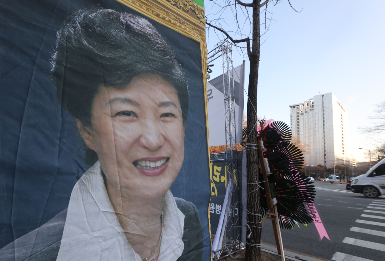 A banner praying for the recovery of former President Park Geun-hye is hung in front of Samsung Medical Center in Ilwon-dong, Seoul, Thursday. (Yonhap)