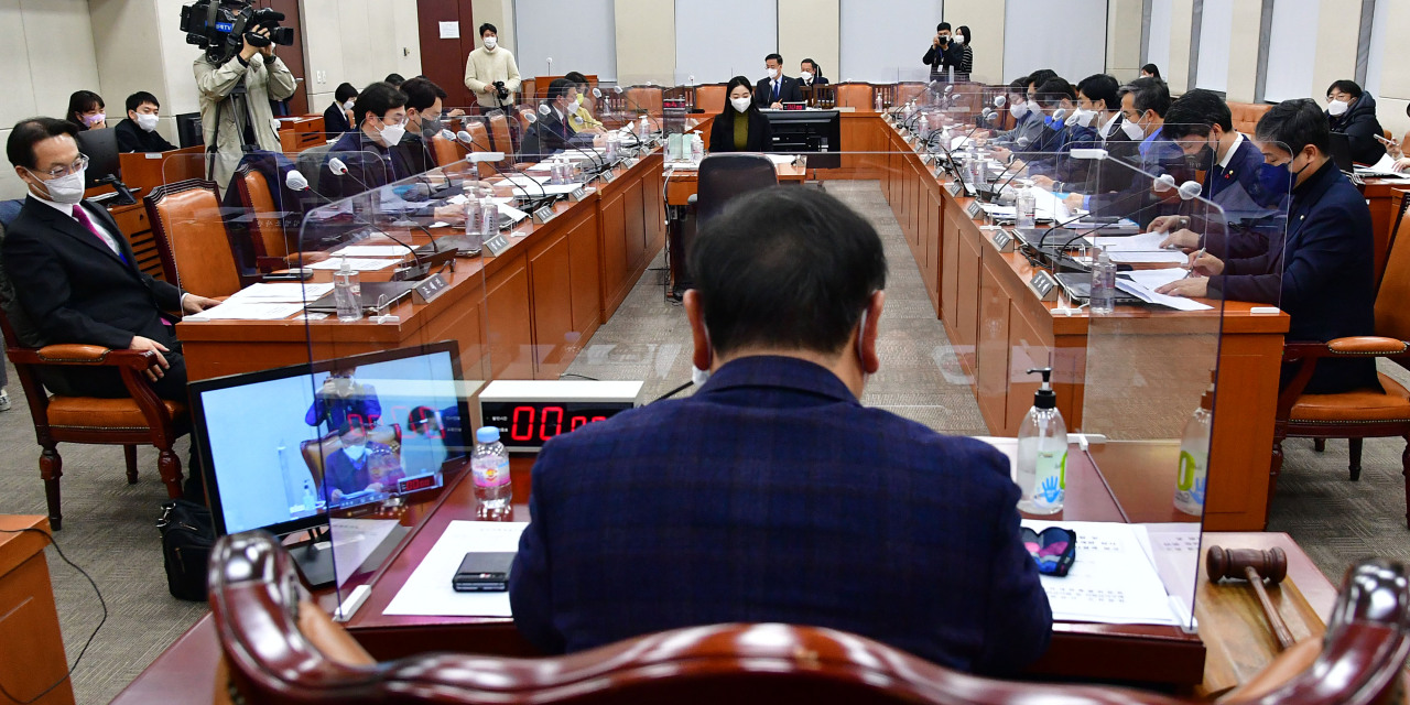 A session for the parliamentary Special Committee on Political Reform is held Wednesday at the National Assembly. (Joint Press Corps)