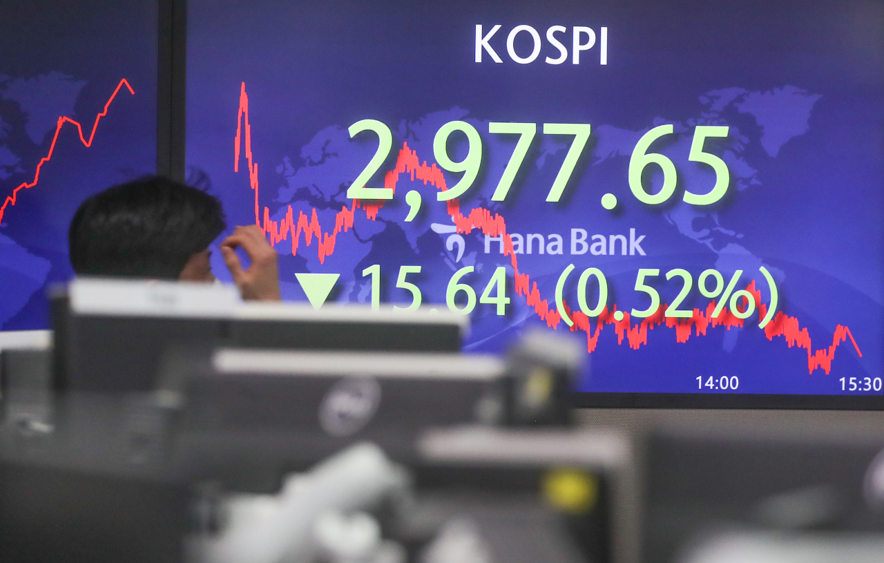 An electronic board showing the Korea Composite Stock Price Index (KOSPI) at a dealing room of the Hana Bank headquarters in Seoul on Thursday. (Yonhap)