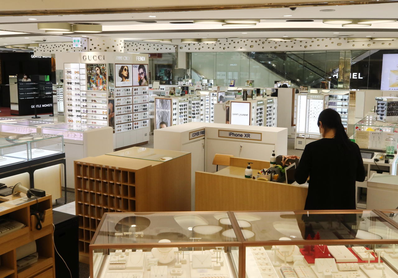 Interior of a duty-free store in downtown Seoul on Dec. 21 (Yonhap)