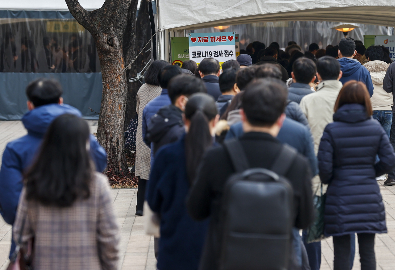 A COVID-19 testing center is crowded with people waiting to be tested. (Yonhap)