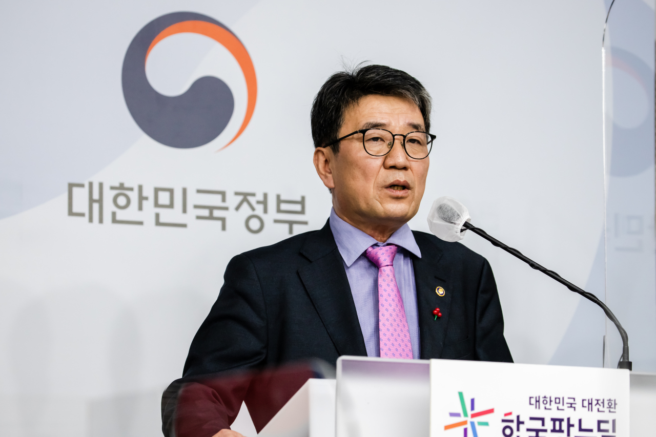 Vice Minister of Health and Welfare Yoo Geun-heag speaks during a news briefing Thursday. (Ministry of Health and Welfare)