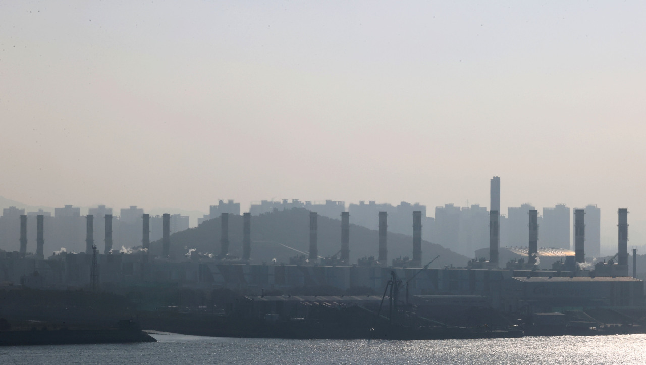 S. Korean conglomerates fall short to meet government’s recently raised greenhouse gas emission reduction goal. (Yonhap)