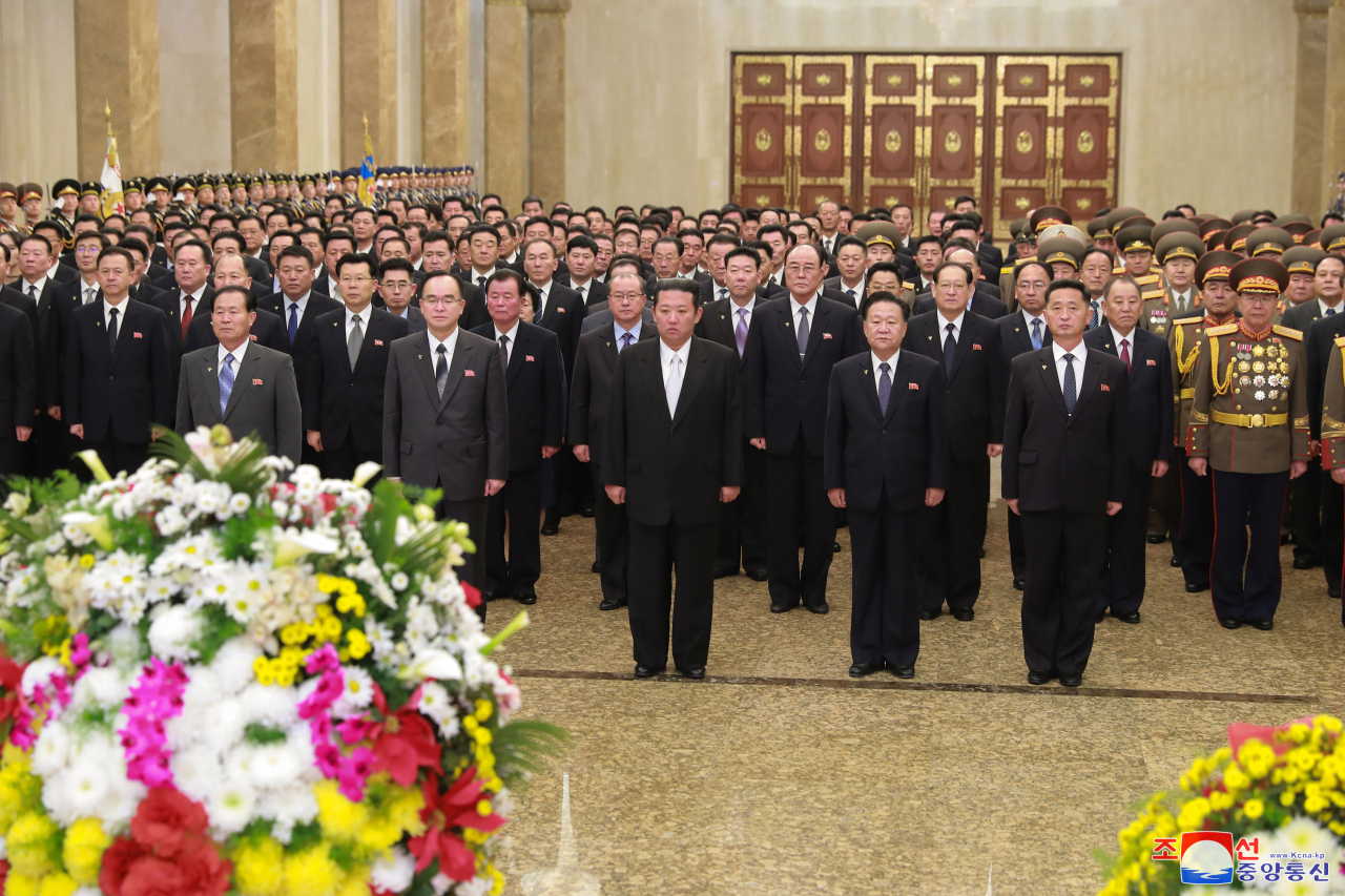 North Korean leader Kim Jong-un (C, front row) visits the Kumsusan Palace of the Sun, where the bodies of state founder and his grandfather Kim Il-sung and his father, Kim Jong-il, are enshrined, on New Year's Day last Saturday, the state-run Korean Central News Agency (KCNA) reported the next day. (KNCA-Yonhap)