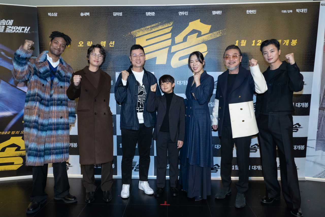 From left: Actors Han Hyun-min, Song Sae-byeok, director Park Dae-min, actors Jung Hyeon-jun, Yeom Hye-ran, Kim Eui-sung, Yeon Woo-jin pose after a press conference for the upcoming action film “Special Cargo” held at Lotte Cinema Konkuk University in Seoul on Thursday. (NEW)