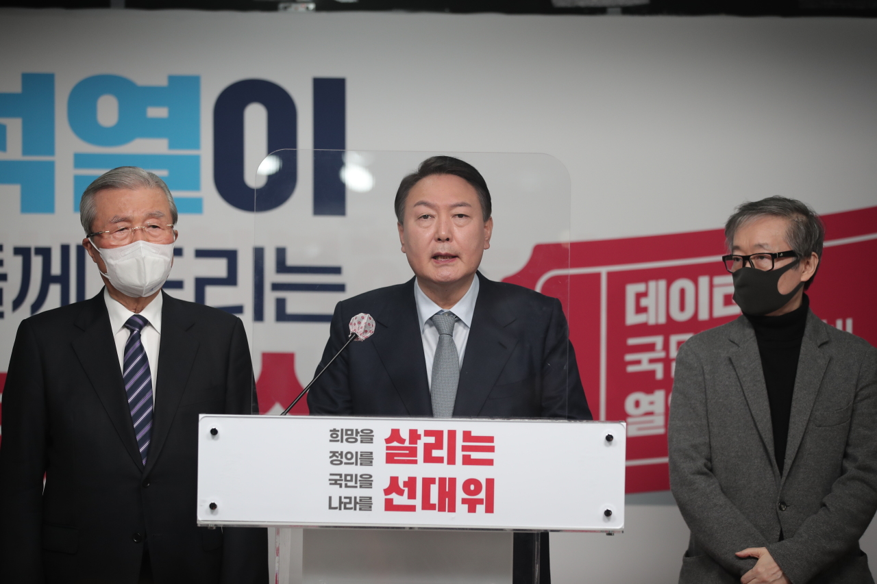 Presidential candidate from the main opposition People Power Party Yoon Suk-yeol (center) announces his election pledge at the party’s headquarters in Yeouido, Seoul, on Sunday. (People Power Party)
