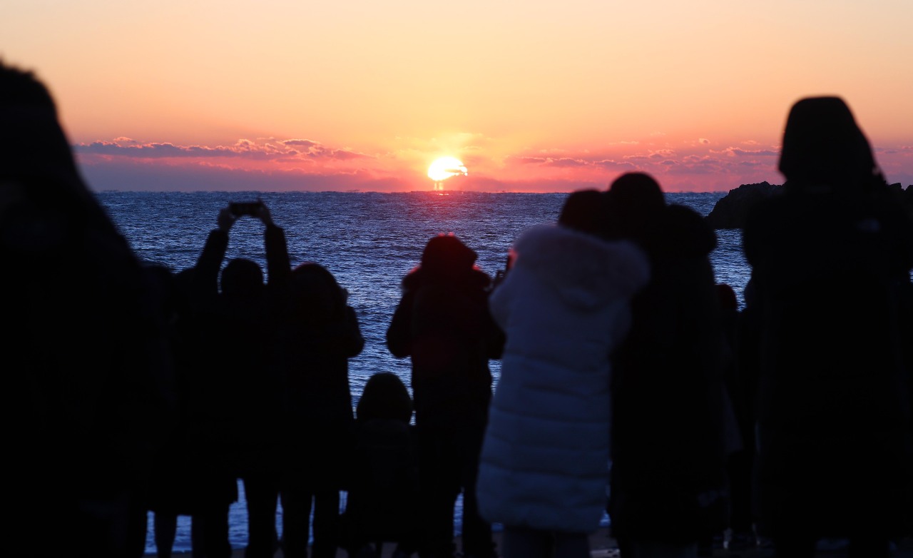 Crowd greets first sunrise of the year at a beach in Gyeongju, North Gyeongsang Province, on Saturday. (Yonhap)