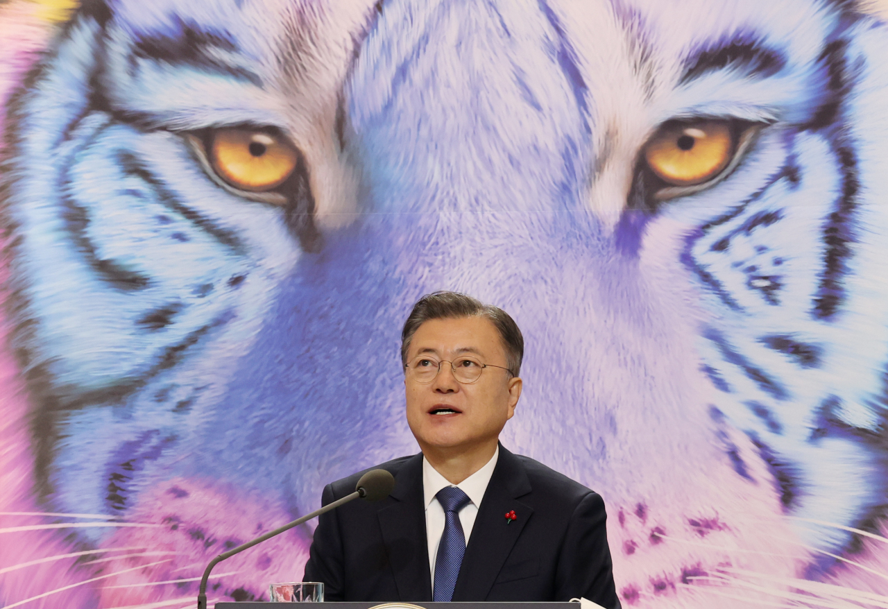 President Moon Jae-in speaks during his 2022 New Year’s address at Cheong Wa Dae on Monday. (Yonhap)