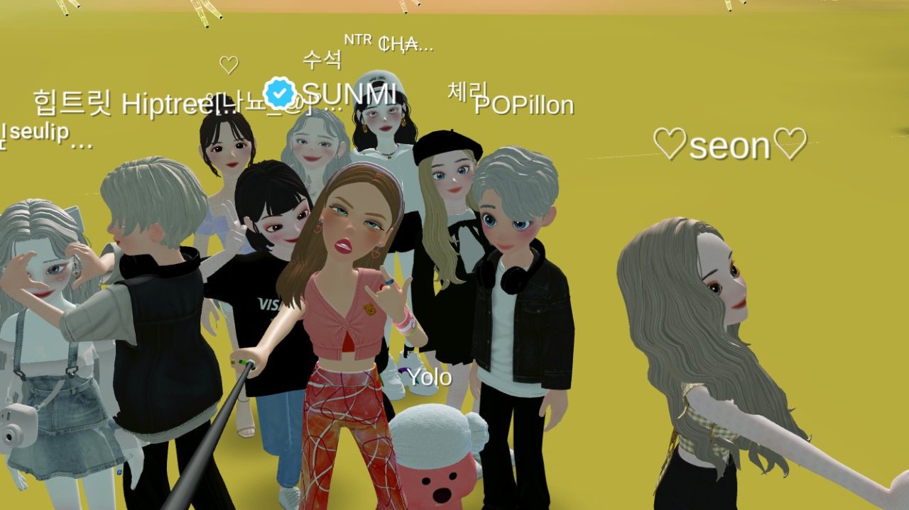 Singer Sunmi’s avatar poses for a photo with her fans on Zepeto. (Sunmi’s Twitter)