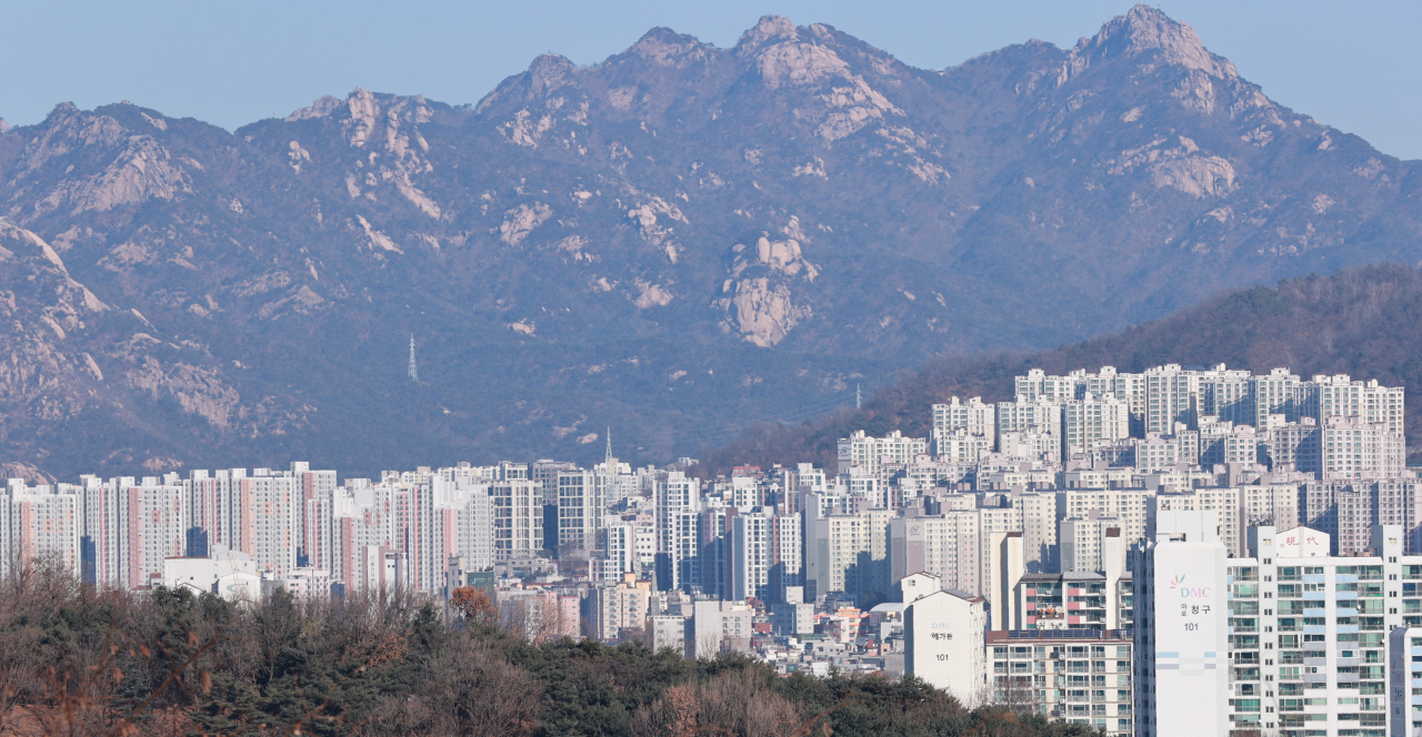 A view of apartment complexes in Seoul on Dec. 26, 2021 (Yonhap)