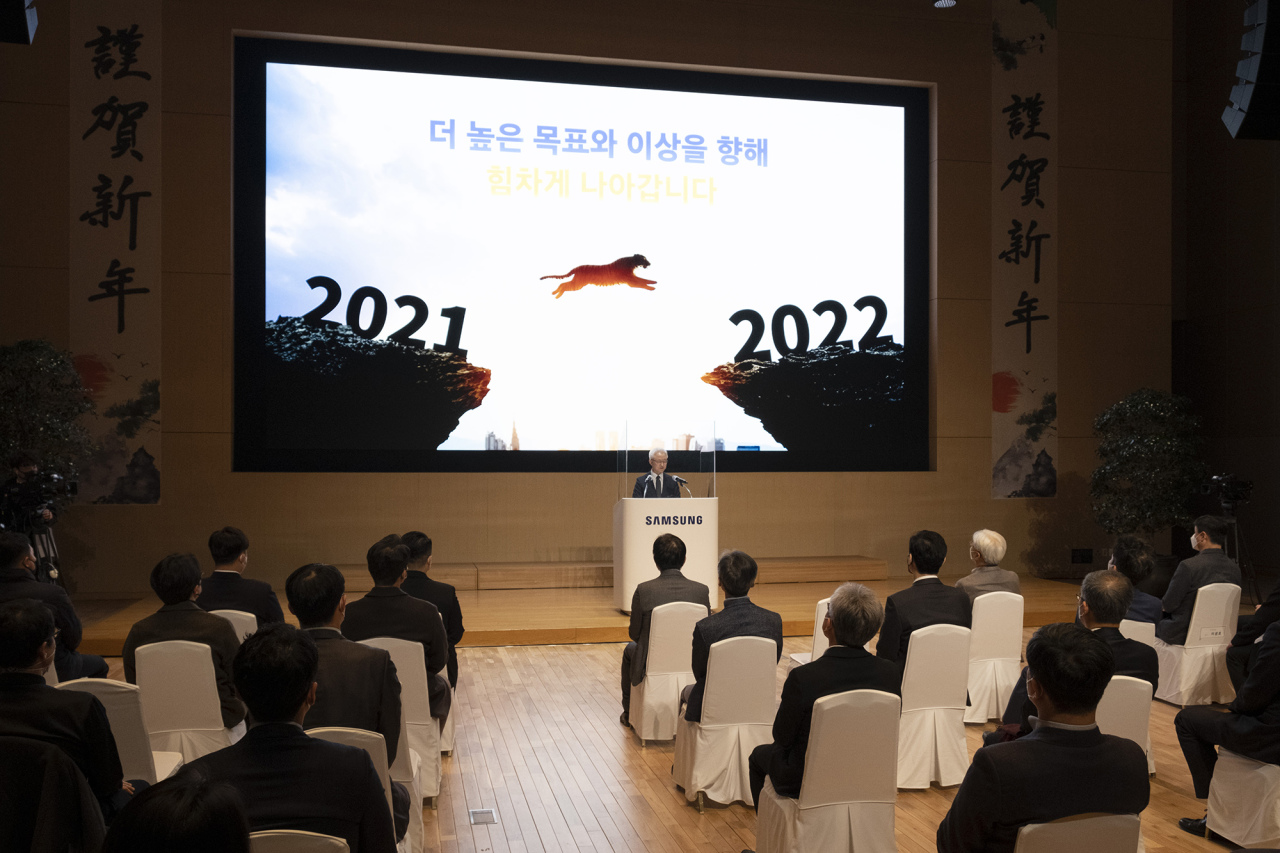 Samsung Electronics co-CEO Kyung Kye-hyun is seen delivering a New Year speech during a ceremony held in Suwon, Gyeonggi Province, Monday. (Samsung Electronics)