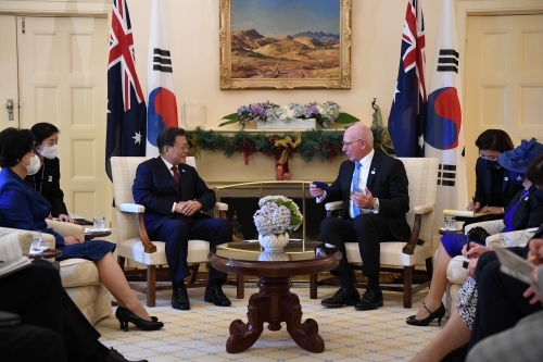 President Moon meets with the Governor-General David Hurley in Canberra(13 Dec 2021)