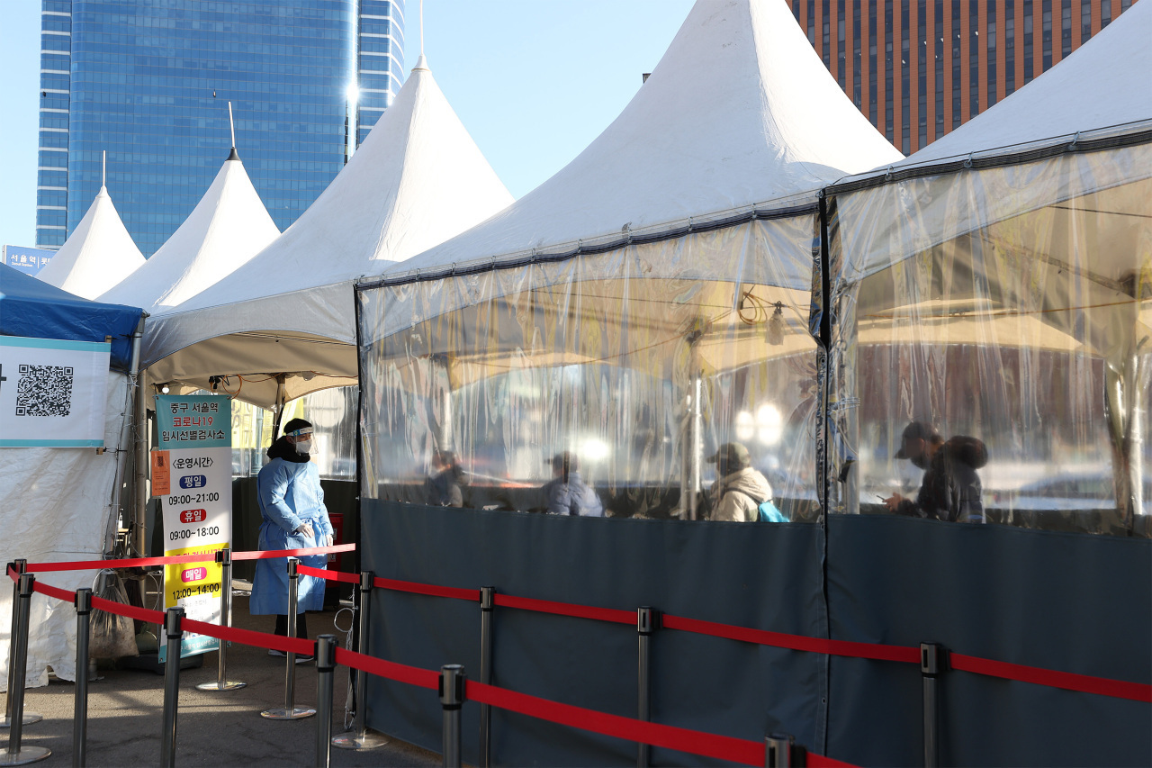 This photo, taken last Saturday, shows a COVID-19 testing site set up at a plaza in front of Seoul Station in central Seoul. (Yonhap)