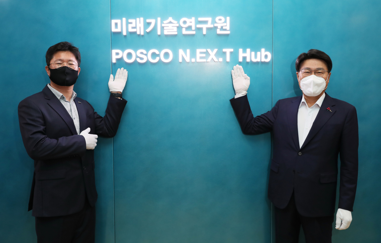 Posco N.EX.T Hub’s AI research center chief Kim Joo-min (left) and Posco Group Chairman Choi Jeong-woo pose for a photo at Posco N.EX.T Hub in Seoul on Tuesday. (Posco Group)