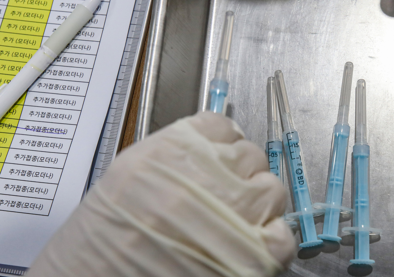 This photo taken Dec. 10 at a Seoul vaccination clinic shows syringes filled with Moderna booster doses. (Yonhap)