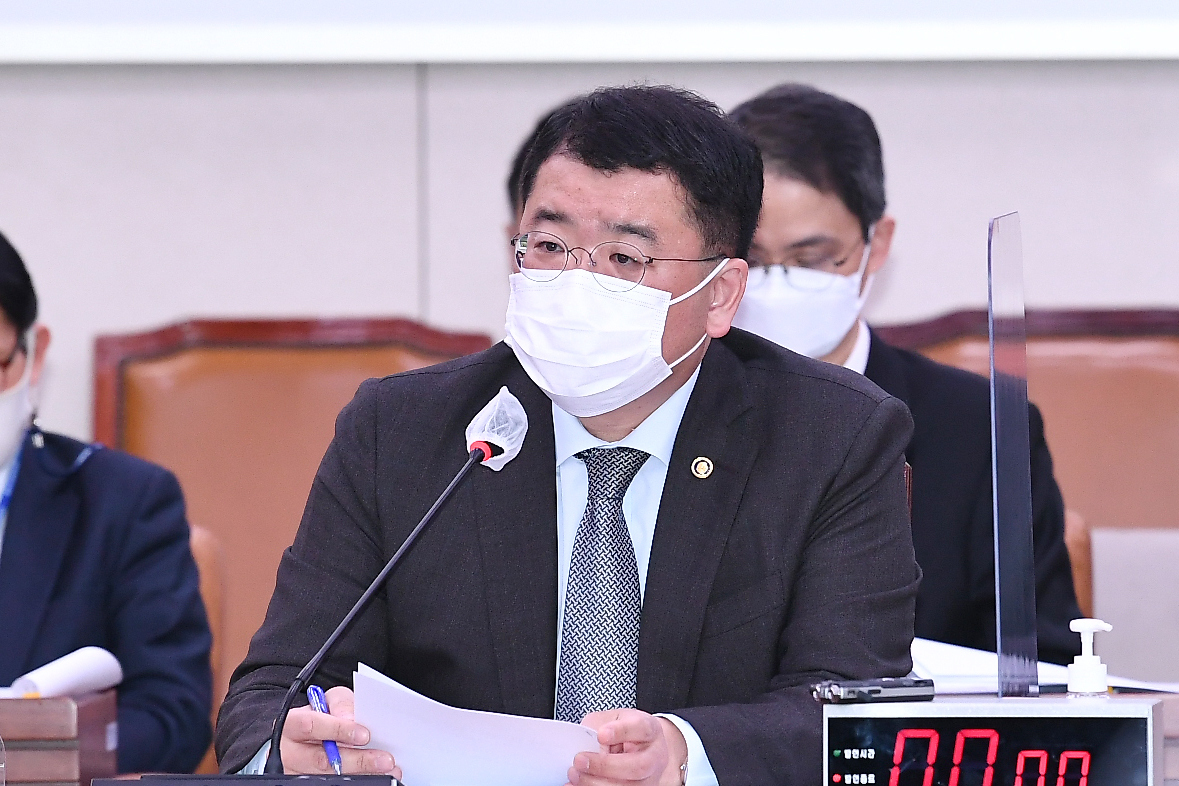 In this file photo, South Korea's First Vice Foreign Minister Choi Jong-kun speaks to lawmakers at the National Assembly in western Seoul on Dec. 1, 2021. (Yonhap)