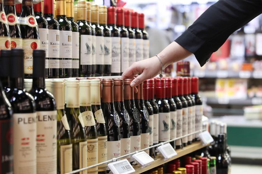 This Yonhap file photo shows a customer picking a wine. (Yonhap)