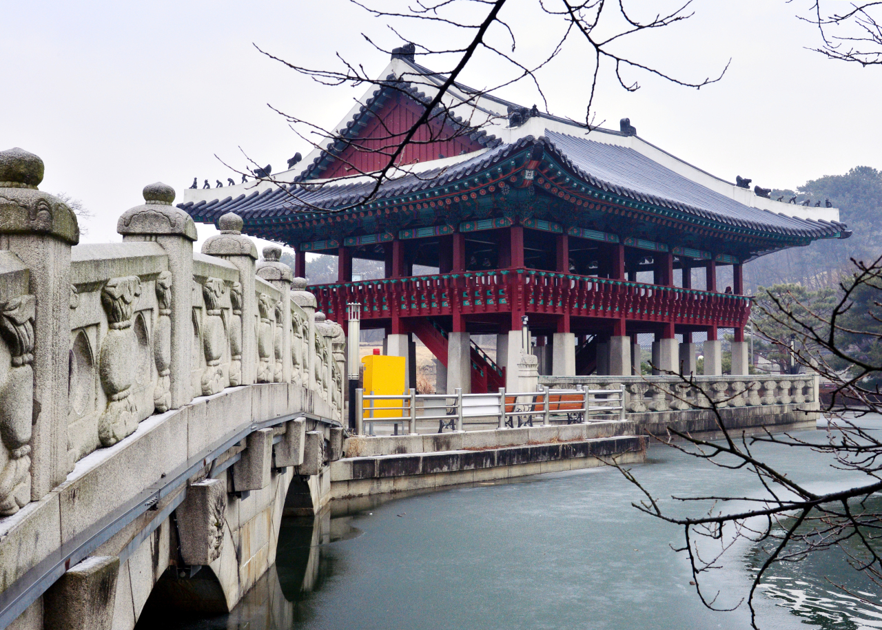 Inspired in its construction by Anapji, a scenic pond in Gyeongju, Bundang Central Park offers scenic views around a large pond that connects two islands via three stone bridges. The park also lifts visual motifs from Gyeongbokgung’s Gyeonghoeru and Changdeokgung’s Aeryeonjeong to create its own Dolmagak Pavilion and Sunaejeong pavilions.