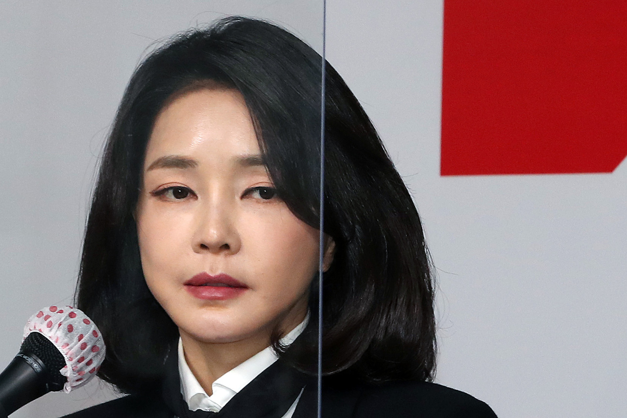 Kim Kun-hee, wife of the main opposition People Power Party’s presidential candidate Yoon Seok-youl, apologizes on Dec. 26 for falsely reporting her work experience. (Yonhap)