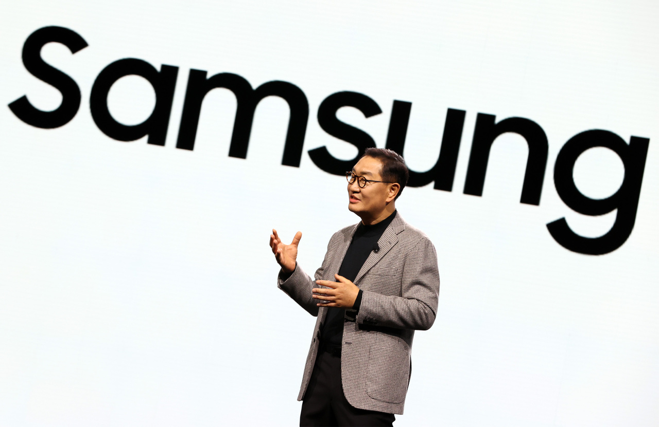 Samsung Electronics Vice Chairman and CEO Han Jong-hee delivers a keynote speech of CES 2022 at Venetian’s Palazzo Ballroom in Las Vegas held Tuesday. (Samsung Electronics)