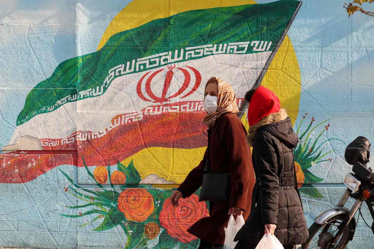Iranians walk down a street in the capital Tehran (AFP-Yonhap)