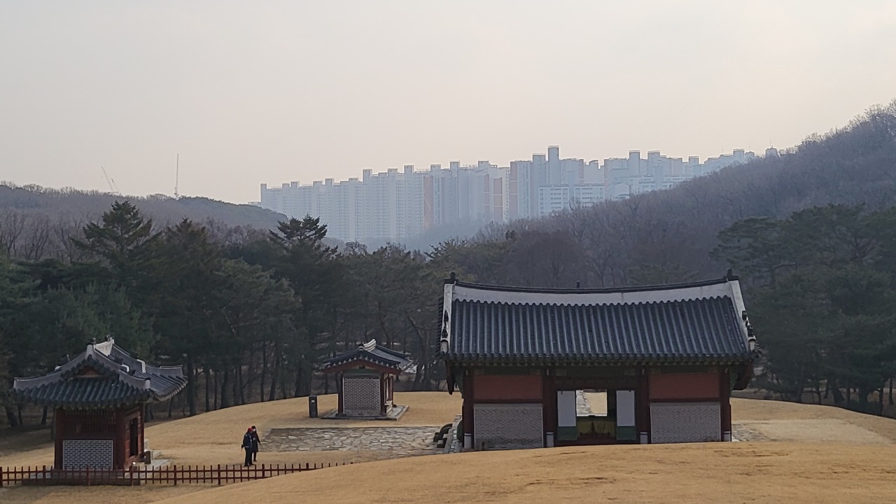 A view of Gyeyangsan is partially blocked by new apartments in Gimpo, Gyeonggi Province, as seen from the royal tombs, Jangneung, on Dec. 29. (Kim Hae-yeon/ The Korea Herald)