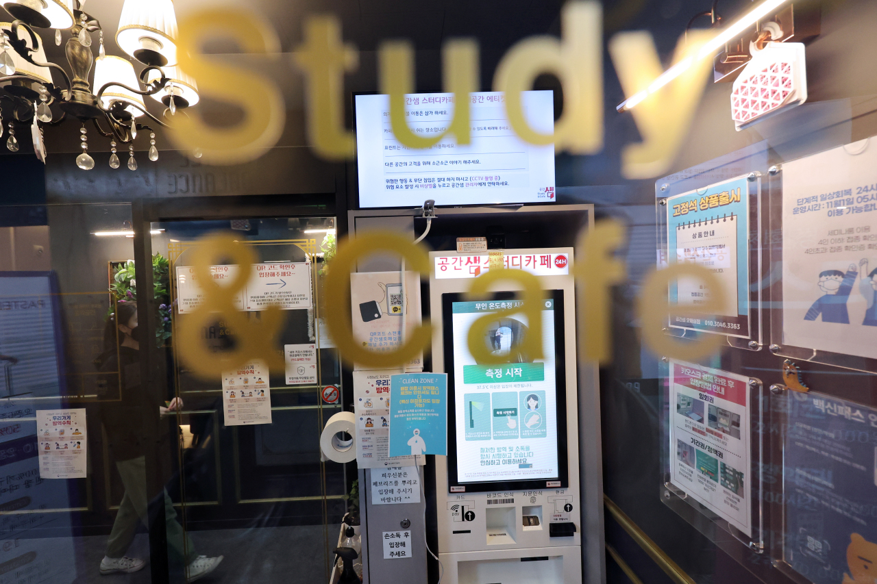 The court decided on Tuesday to temporarily block the use of vaccine passes at educational establishments. At this study venue in Suwon, the machine scanning QR-coded passes was stopped from use on Wednesday morning. (Yonhap)