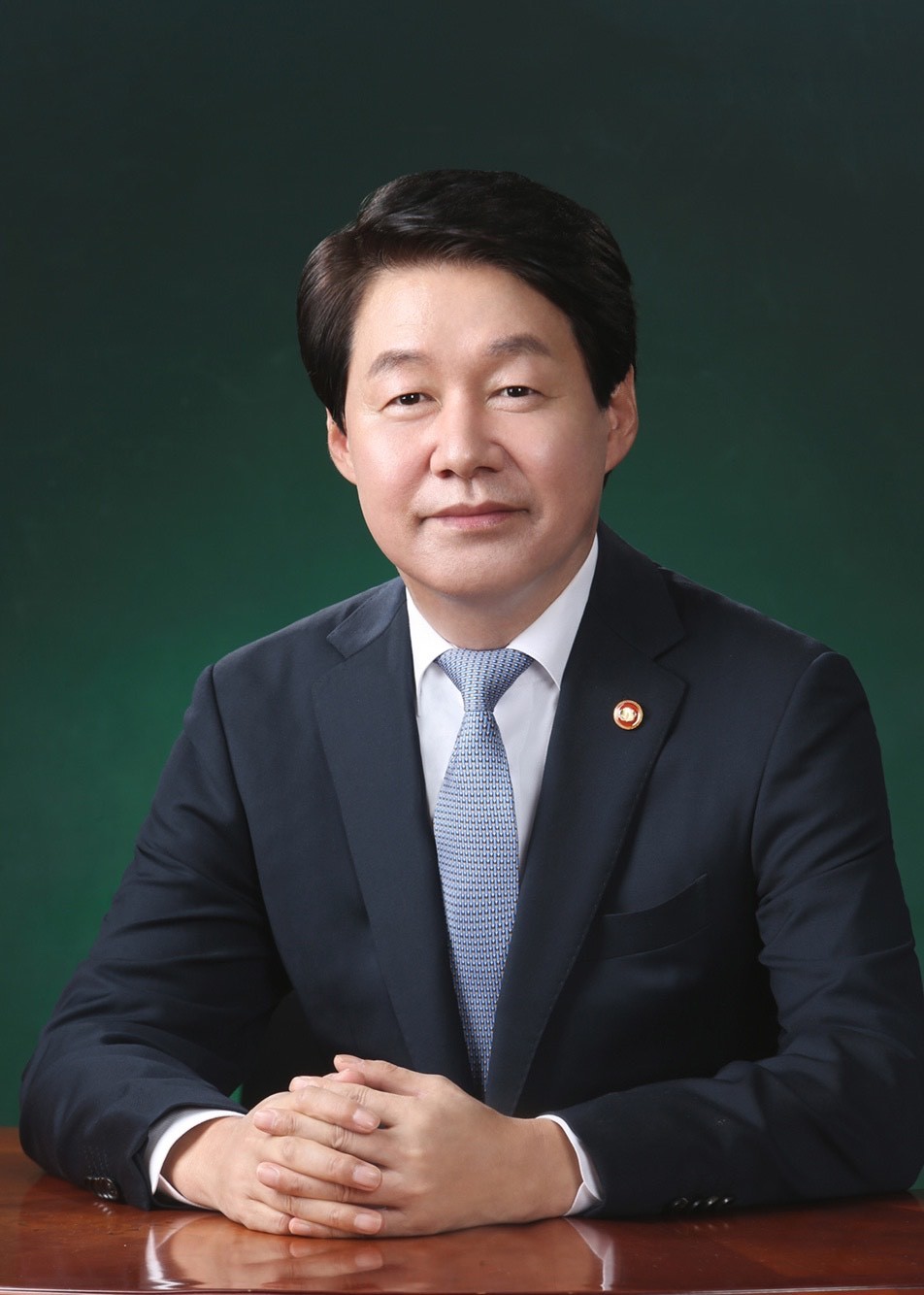 Minister of Employment and Labor An Kyung-duk
