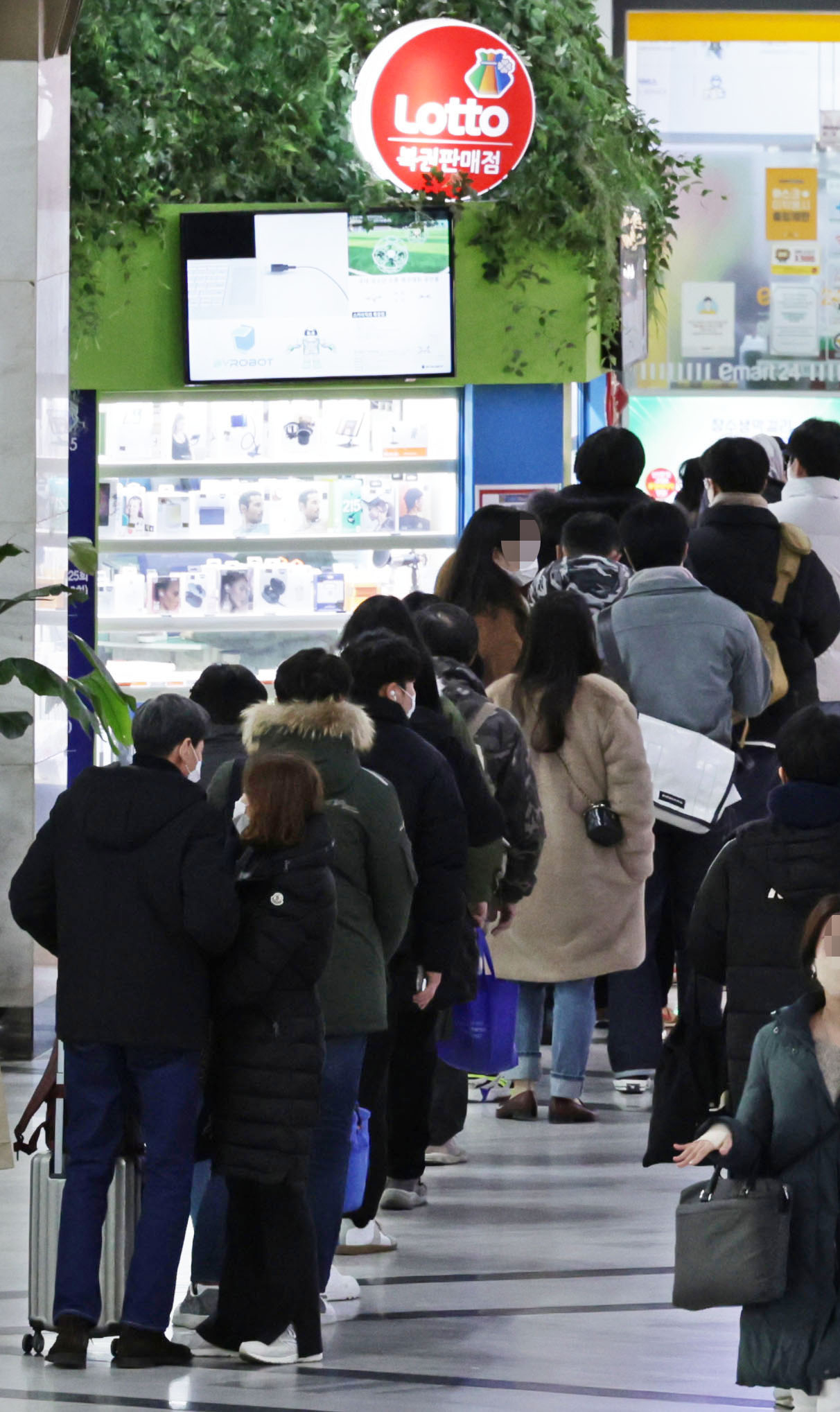 People line up to buy Lotto tickets on New Year’s Day in Songpa-gu, Seoul. (Yonhap)
