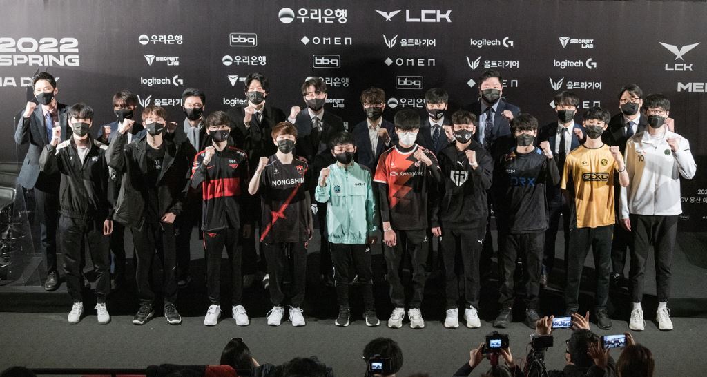 Coaches and players of 10 LCK teams pose for photos after a press conference held at CGV Yongsan, central Seoul, Wednesday. (LCK)