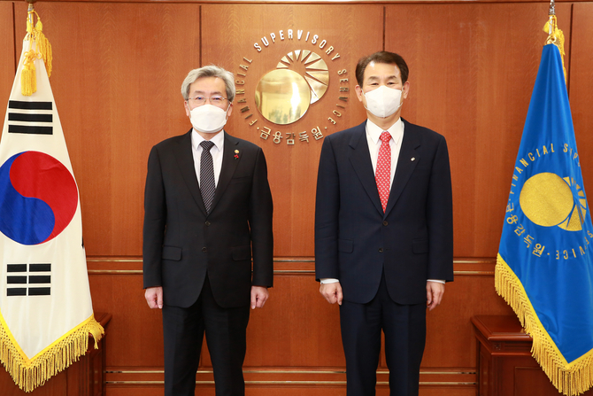 FSC Chairman Koh Seung-beom and FSS Gov. Jeong Eun-bo pose for a photo ahead of a meeting held at the FSS headquarters in western Seoul on Thursday. (Financial Services Commission)
