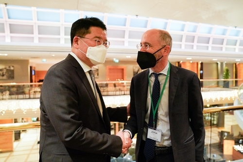 First Vice Foreign Minister Choi Jong-kun (L) shakes hands with the U.S. Special Envoy for Iran Robert Malley during their meeting in Vienna, in this photo provided by South Korea's foreign ministry on Thursday. (South Korea's foreign ministry)