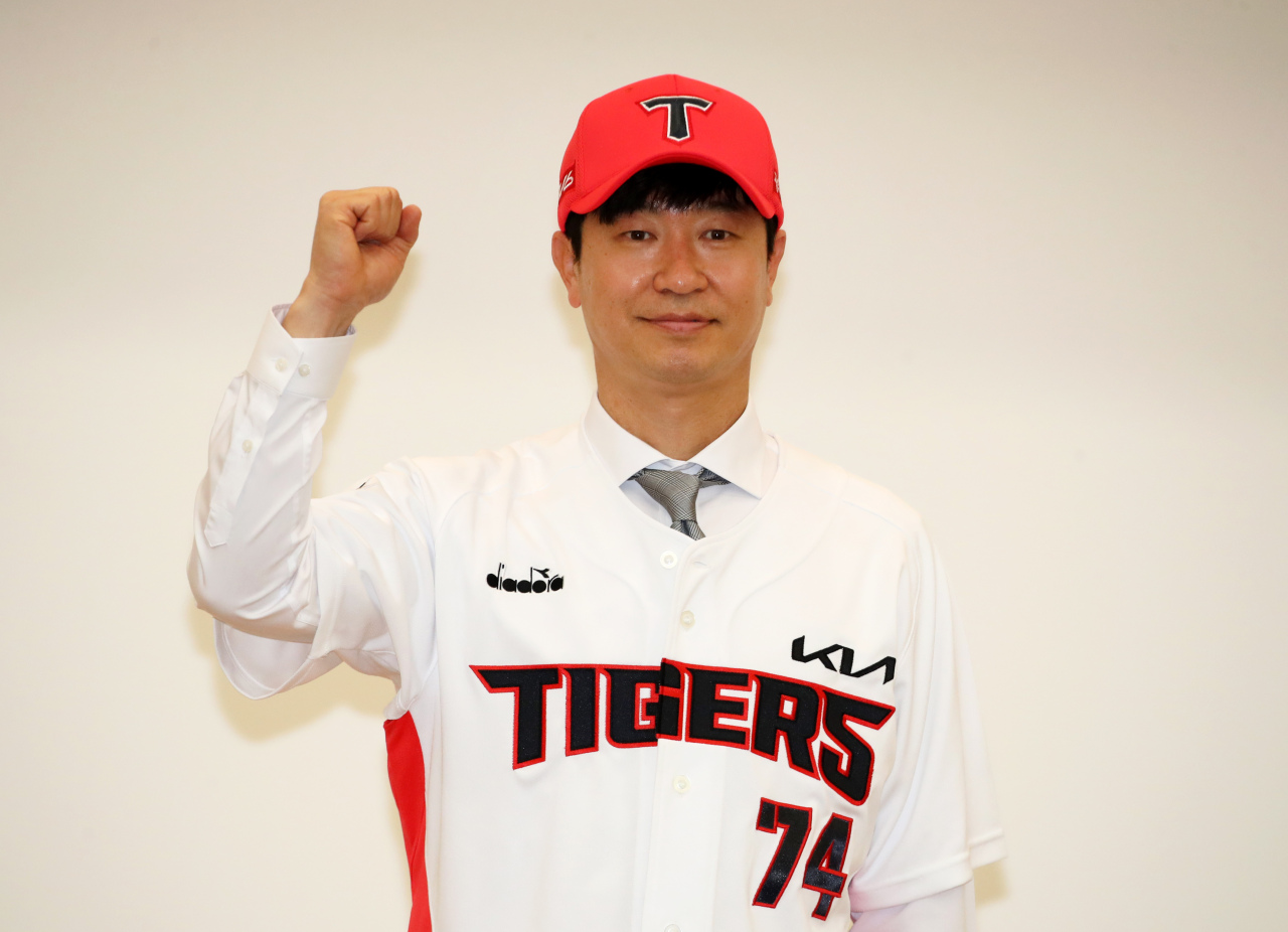Kia Tigers' manager Kim Jong-kook poses for photos during his inauguration ceremony in Gwangju, some 330 kilometers south of Seoul, on Thursday. (Yonhap)