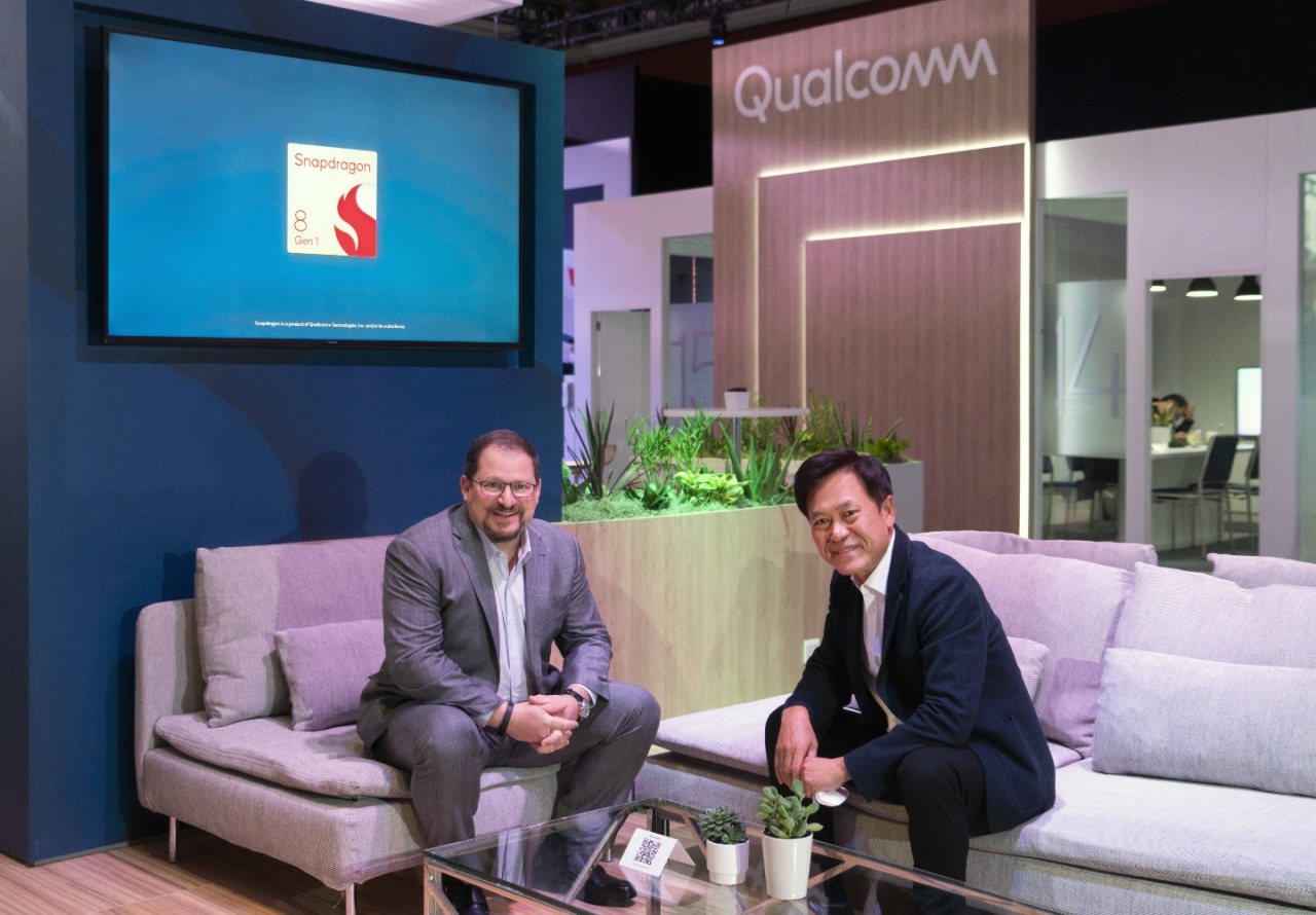 Park Jung-ho (right), vice chairman of SK Square and SK hynix, pose for a photo with Qualcomm CEO Cristiano Amon at CES 2022. (SK Square)