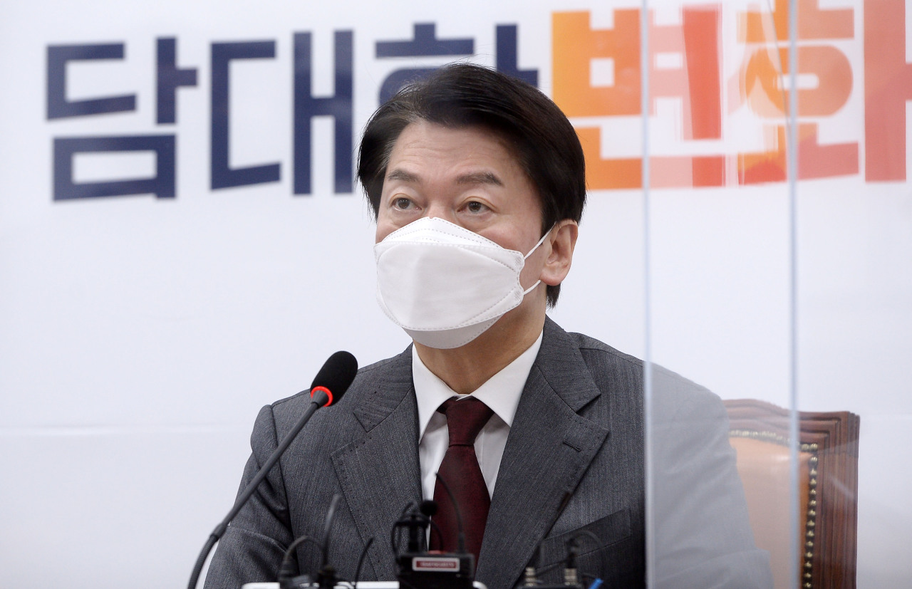 Presidential candidate Ahn Cheol-soo of the minor opposition People’s Party speaks during a campaign committee meeting at the National Assembly on Thursday. (Yonhap)