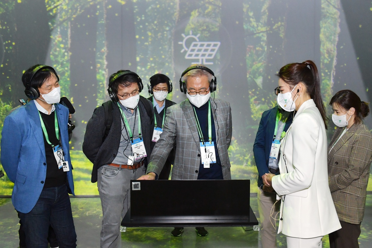 SK Innovation Vice Chairman Kim Jun (fourth from left) is seen at SK Group‘s exhibition hall Green Forest Pavilion at CES 2022 Thursday. (SK Innovation)