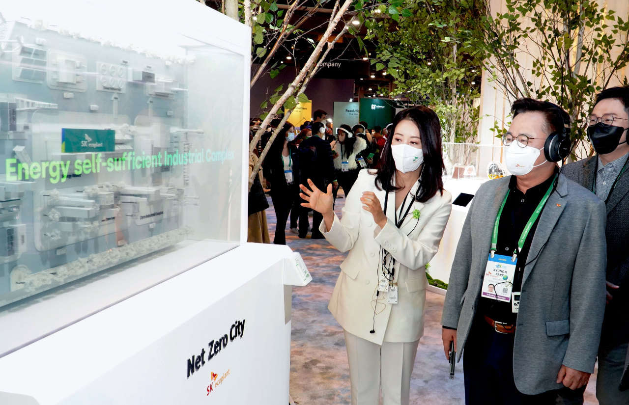 SK ecoplant CEO Park Kyung-il (right) looks at a miniature model of Net Zero City at CES 2022. (SK ecoplant)